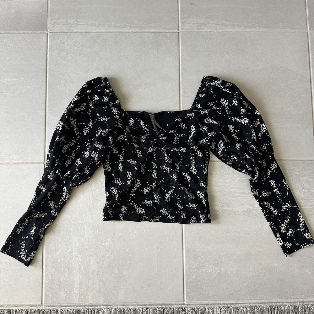 Black and White Puff Sleeve Cropped Blouse